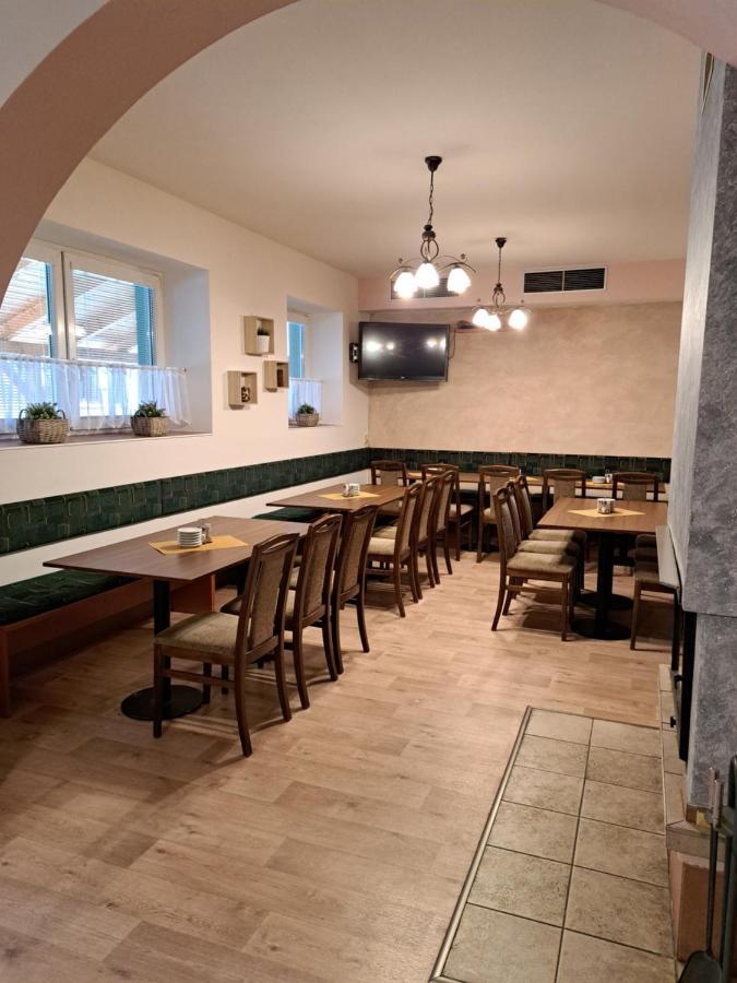 Penzion A Pizzerie Na Zalozne Kobyli Экстерьер фото