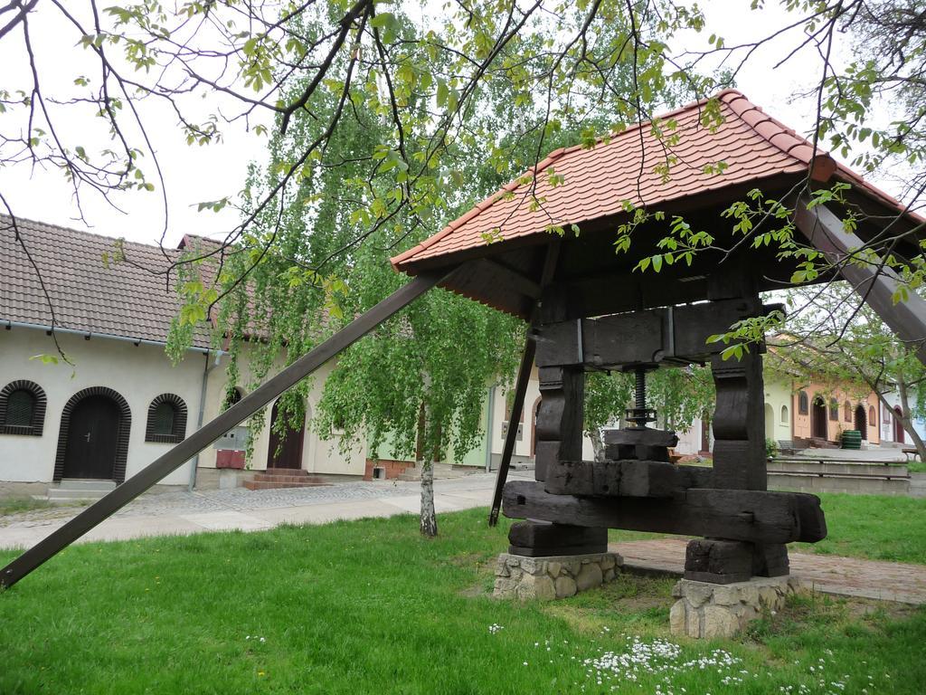 Penzion A Pizzerie Na Zalozne Kobyli Экстерьер фото